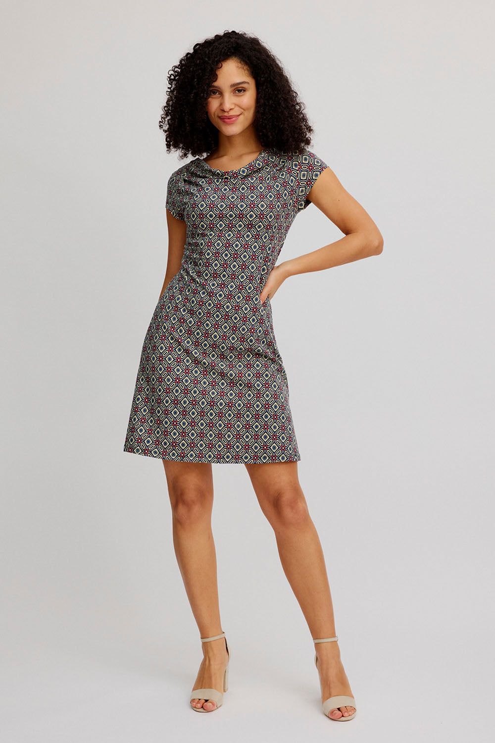 Kleid mit Wasserfall-Ausschnitt