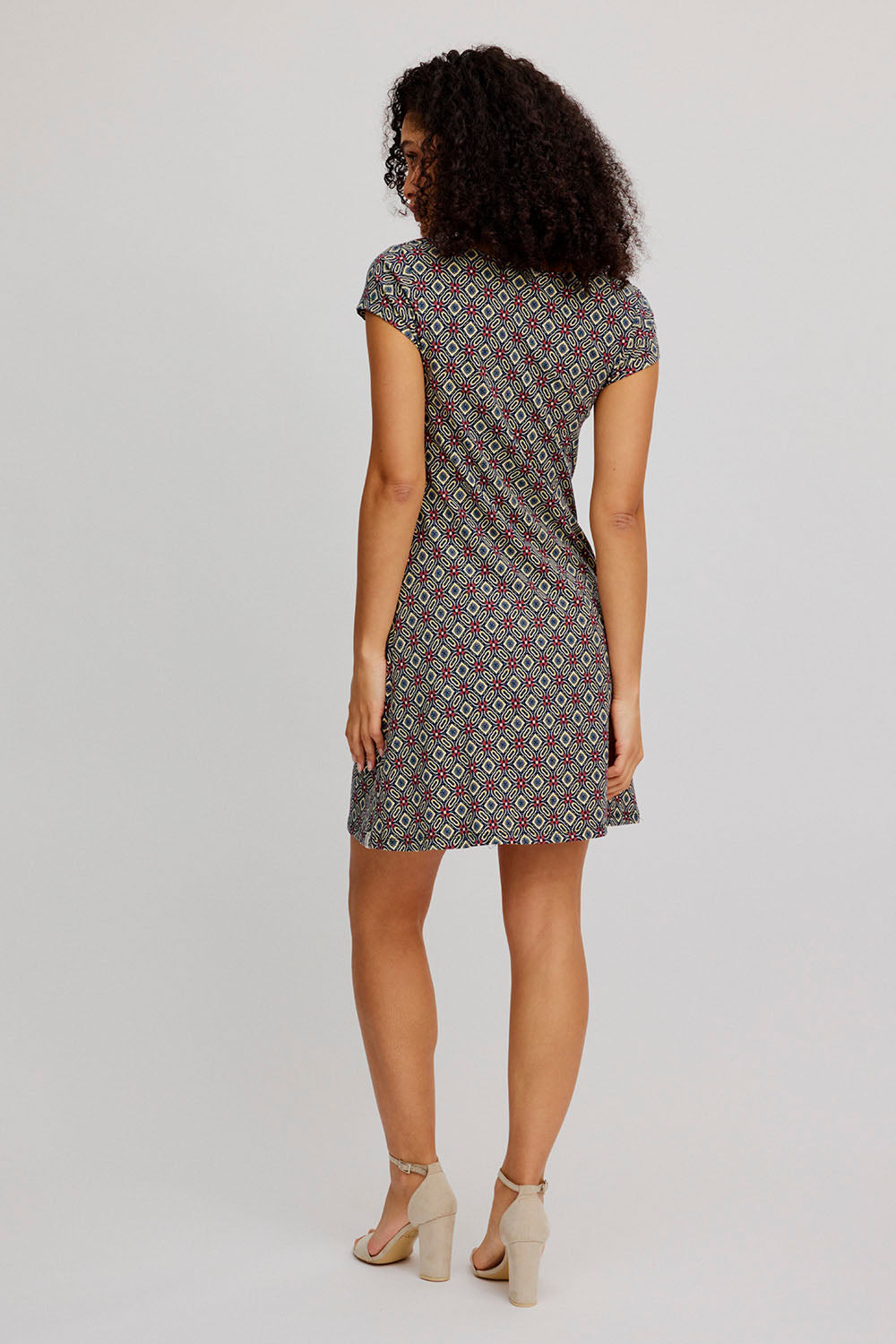 Kleid mit Wasserfall-Ausschnitt