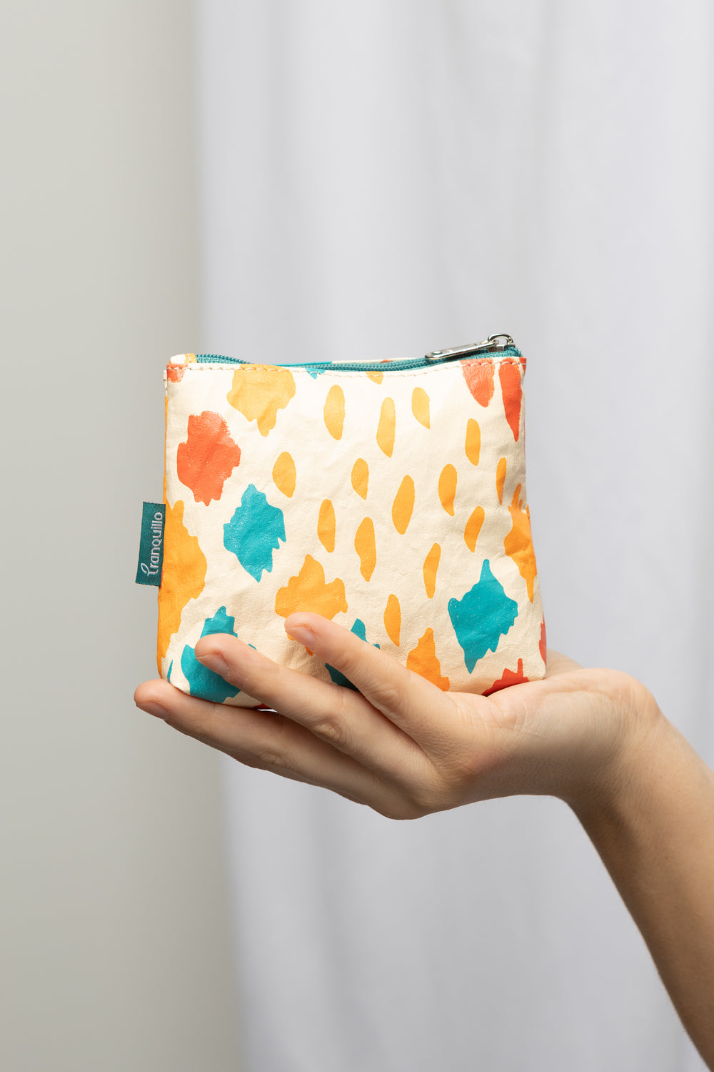 Cosmetic bag ABSTRACT