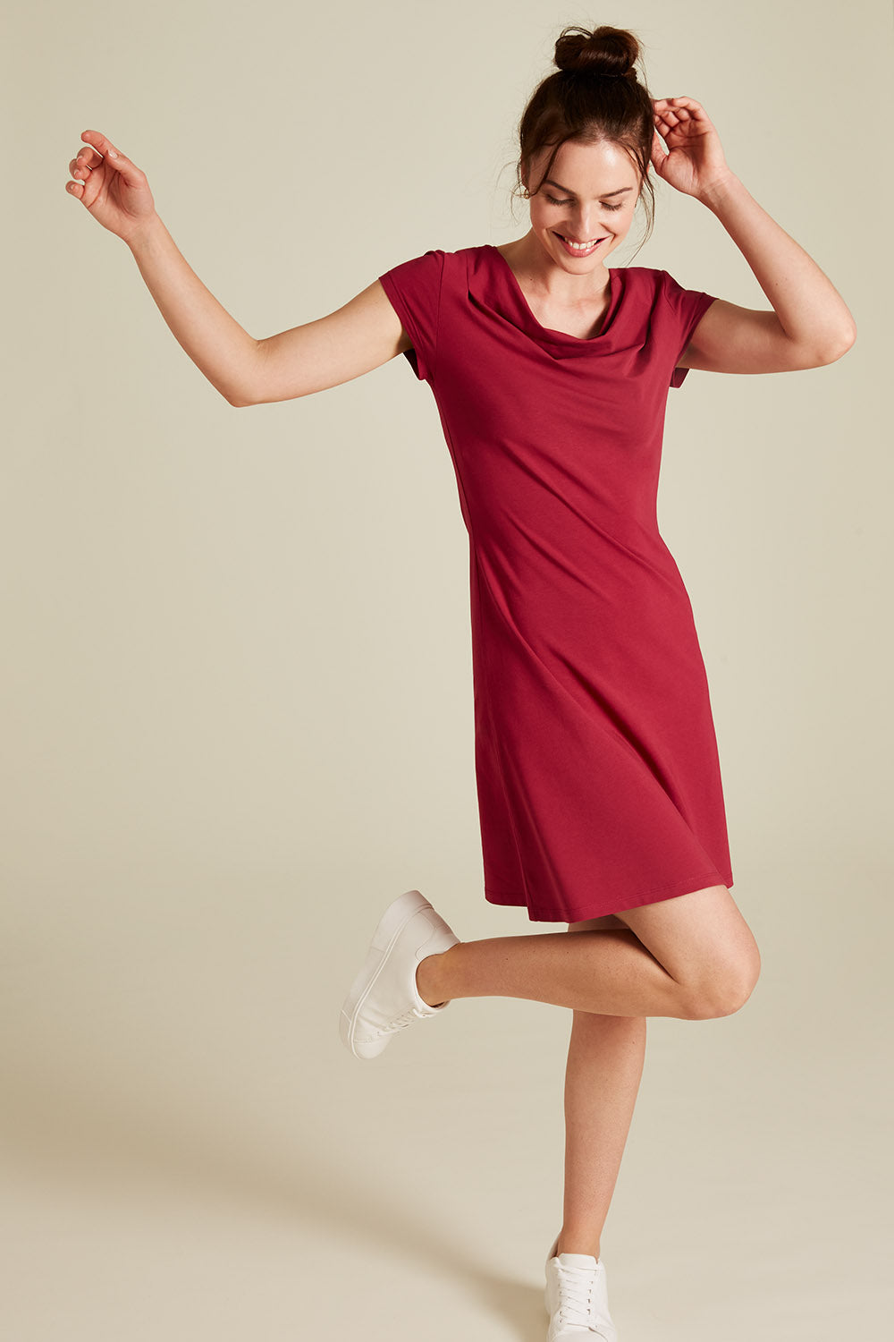 Kleid mit Wasserfall-Ausschnitt