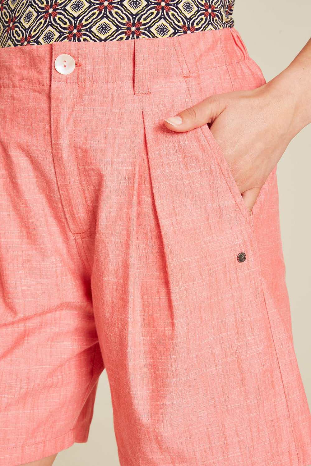 Shorts in Leinenoptik