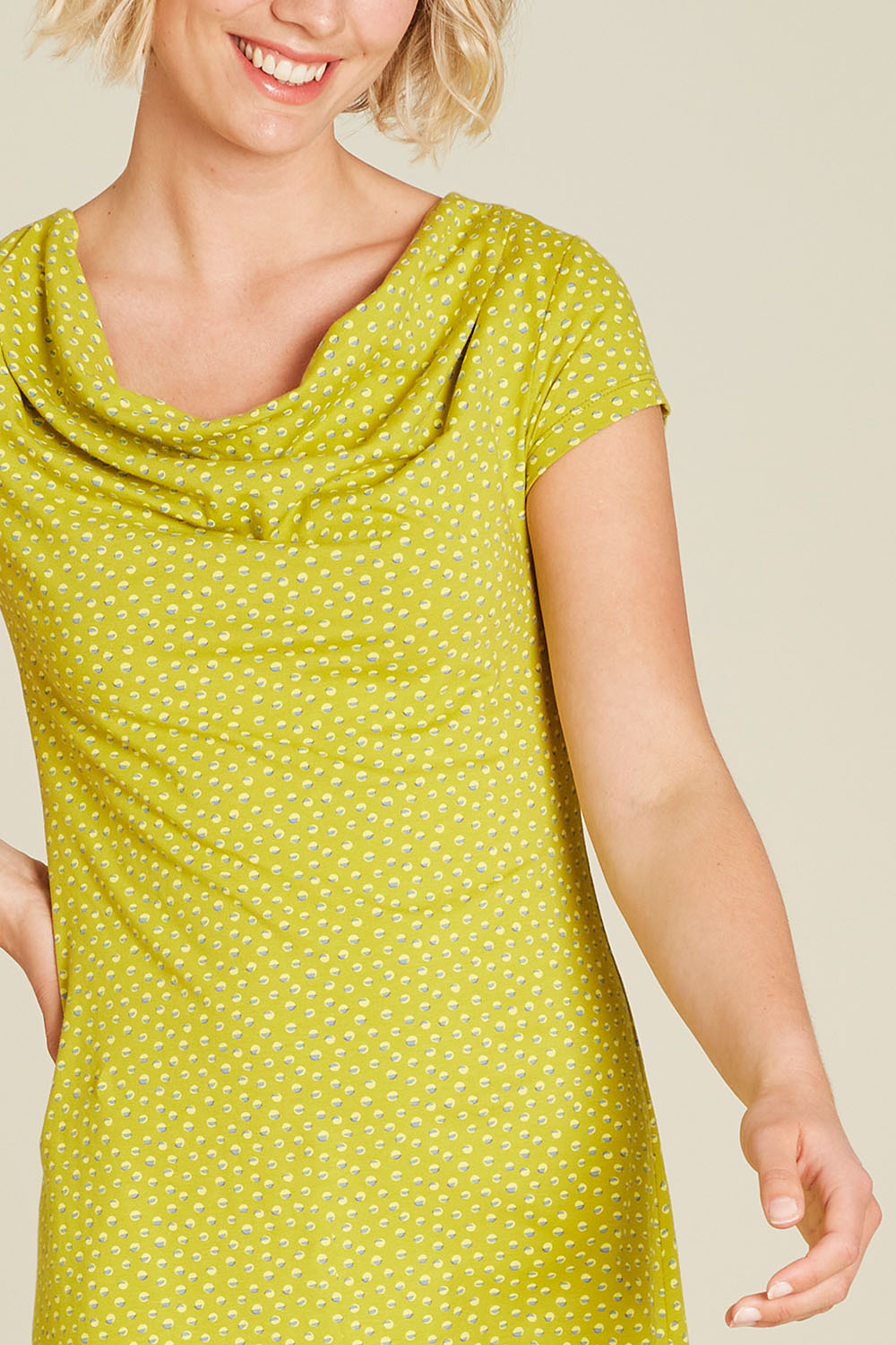 Kleid mit Wasserfall- Ausschnitt