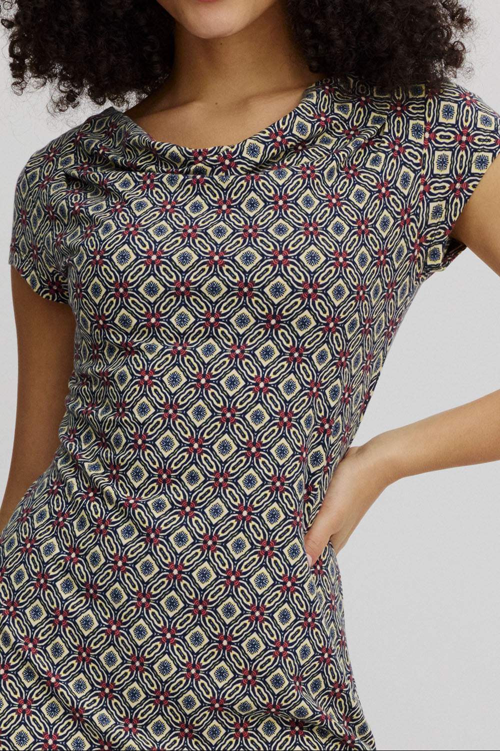 Kleid mit Wasserfall-Ausschnitt