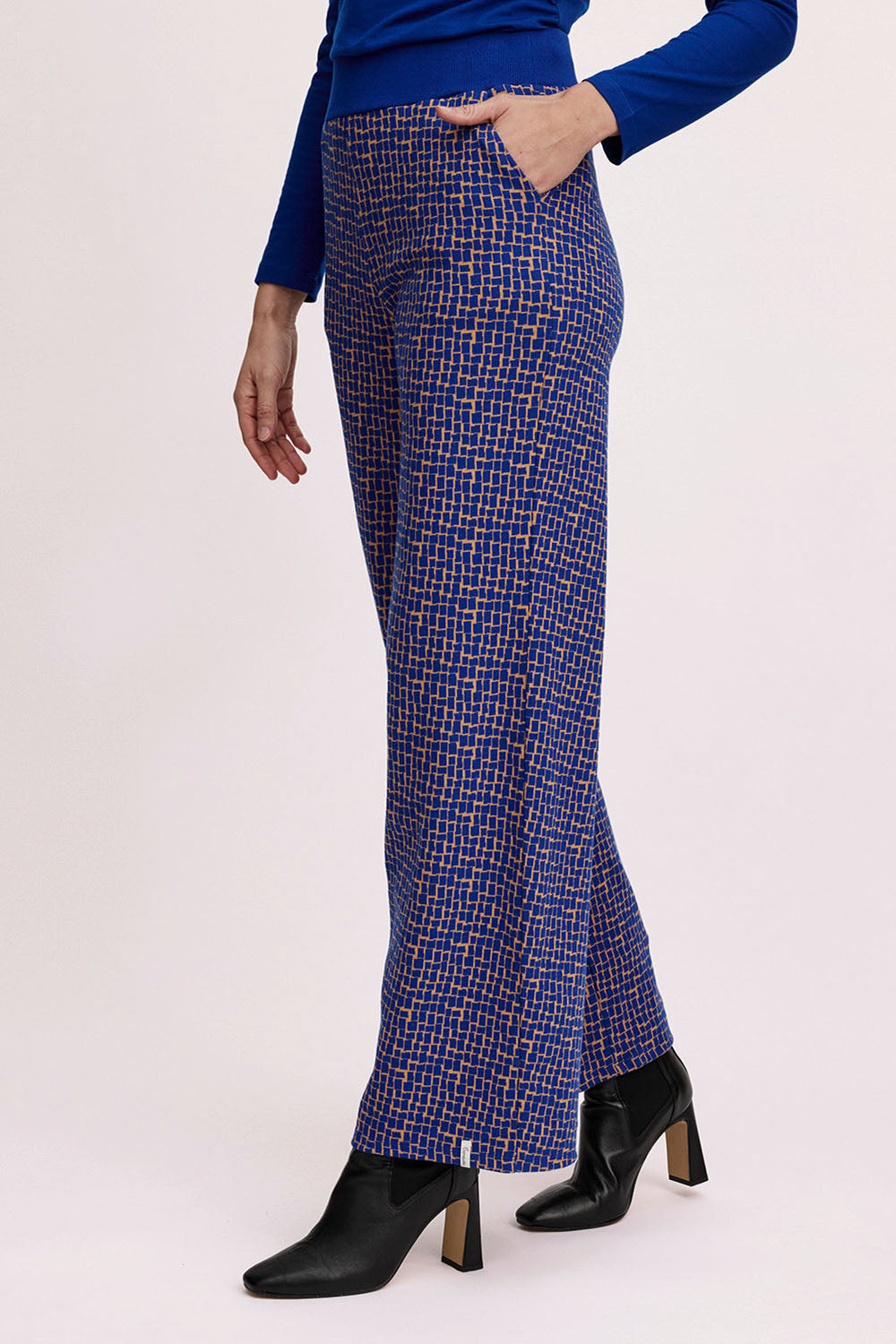 Knitted pants with a retro look