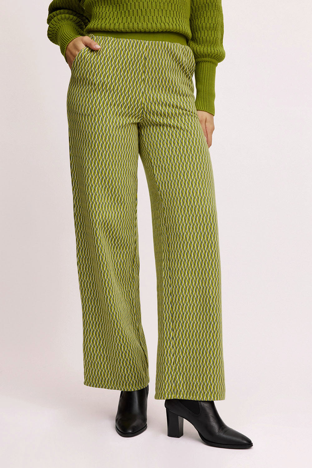 Knitted pants with a retro look