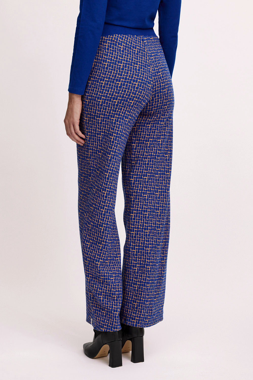 Knitted pants with a retro look