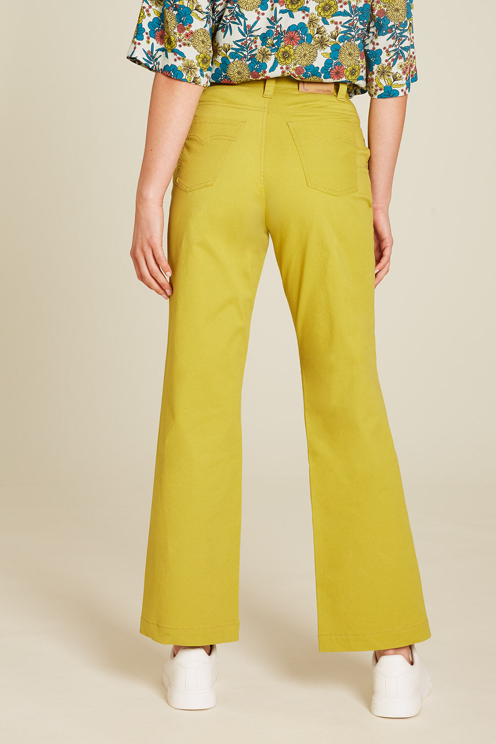 Twill-Hose ausgestellt